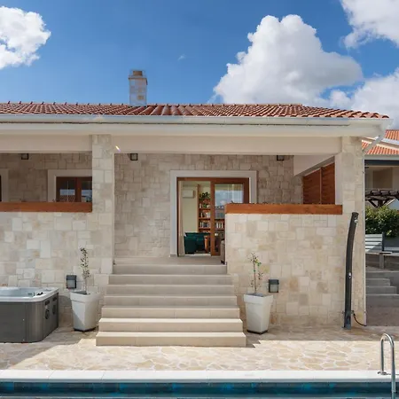 Nyaraló In Mit Privatem Pool