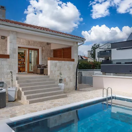 In Mit Privatem Pool Σπίτι διακοπών *