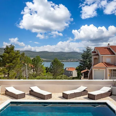 Nyaraló In Mit Privatem Pool Pridraga